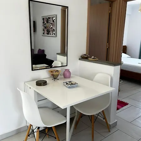 Menikos Apartament *