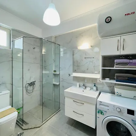 Menikos Apartament *